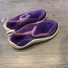 Load image into Gallery viewer, Speedo water shoes purple 7/8

