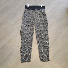 Load image into Gallery viewer, H&amp;M maternity and white stylish comfortable pants 6
