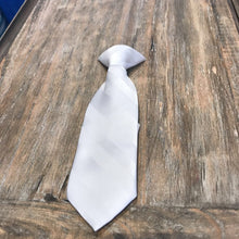 Load image into Gallery viewer, White textured stripe clip on long tie 2-4T
