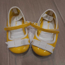 Load image into Gallery viewer, Gap Like new yellow patent ballet flats

