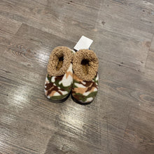 Load image into Gallery viewer, Snoozies Green Brwn/wht lined Slipper 8-9
